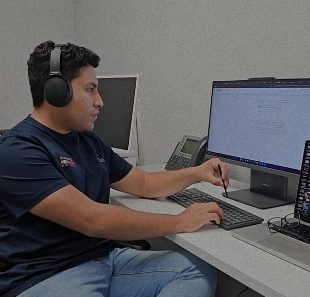 Adrián trabajando